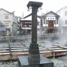 「徳川将軍お汲み上げの湯」の石碑