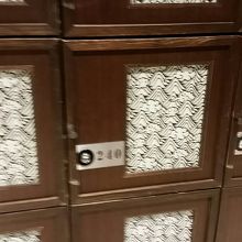手荷物はロッカーへ