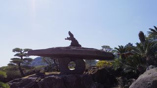 野趣に富んだ豪快な灯籠