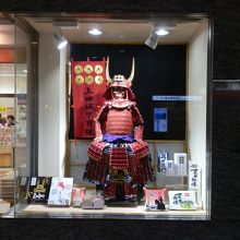 駅舎内に上田城甲冑隊の鎧が飾られていました。