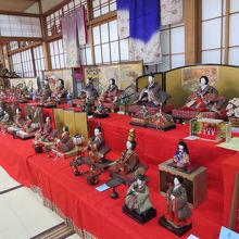 社務所内に多くのお雛様が展示されていました