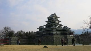 松本城のお堀を囲む公園