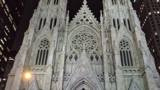 外観鑑賞なら夜もライトアップされていました