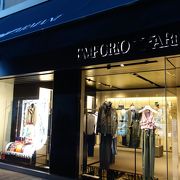 パラディ通りの中心。この通りはブランド店どおりです。