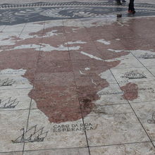 モニュメント前の広場には世界地図