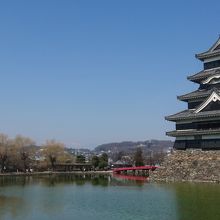 北アルプスと松本城天守です。