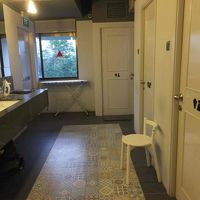 右側ドアがトイレ、シャワー。