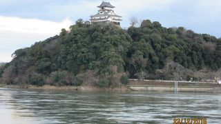 木曽川対岸から見るのが最高です。