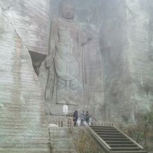 雨の日の石仏は神秘的でした