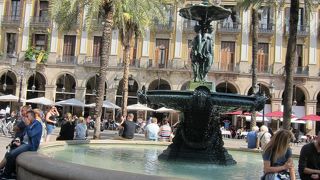 ガウディの最初の代表作の街灯を見よう！