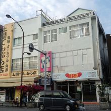 ソーセージ屋（右）とてんぷら屋（左）