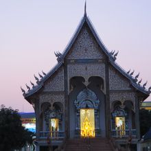 ６夕闇の礼拝堂と仏像