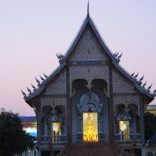 ６夕闇の礼拝堂と仏像