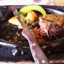 赤みが残る絶妙の焼き加減の「げんこつハンバーグ」