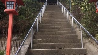 裏山に前方後円墳があります。