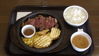 アツアツのやや歯応えのあるステーキを頂きました