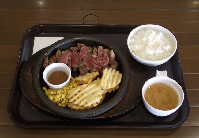 アツアツのやや歯応えのあるステーキを頂きました