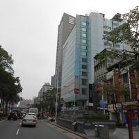 ホテルのすぐそばに西門駅につながる地下道の入口あり。