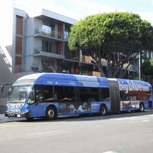 大きな青い車体のビッグブルーバス