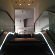 ラウンジへのエスカレーター