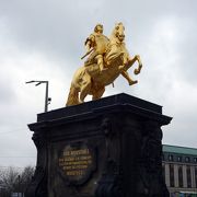 黄金の騎馬像