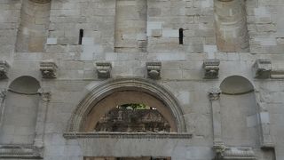 グルグールニンスキ像の目の前