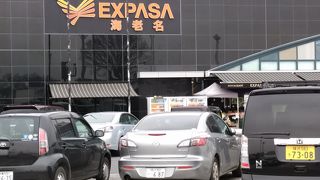 混雑するサービスエリア