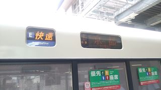 2016年８月14日の嵯峨嵐山13時39分発快速京都行き～昼間の時間帯といえども嵯峨嵐山からでは座れません～