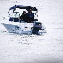 クジラがいるあたりの小船