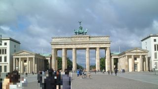 ブランデンブルク門頭の馬車は古代の勝利の女神が乗る４頭立ての二輪馬車カドリガです。