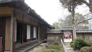 両袖瓦が使われています