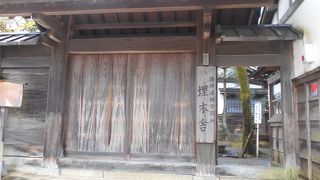 お城のお堀端にある　落ち着いた佇まいの家