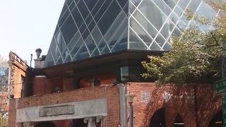 駅から歩いて２，３分ぐらいの近さです。