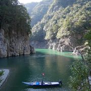 切り立った荒々しい岩肌が見応えあり。