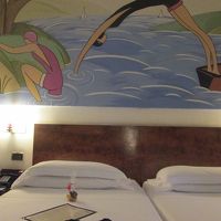 ベッドの上の絵がart décoなのでしょうか