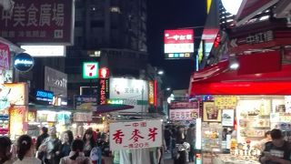 食べ物の夜市が並んでいます。