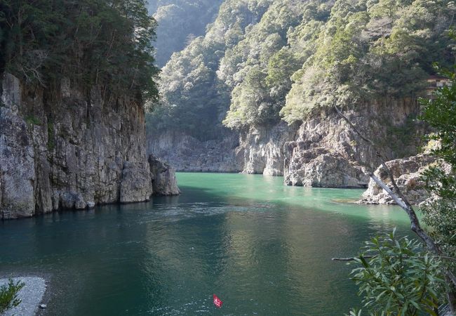 切り立った荒々しい岩肌が見応えあり。