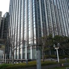 後ろは大阪中之島合同庁舎