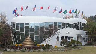 元水原市長の故シム・ジェドク氏の便器型デザインの自宅を2010年に博物館としてオープン。
