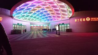 新しくてきれいな上海ディズニーの最寄り駅。