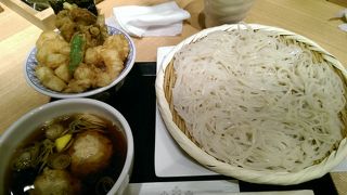 スペースがゆったりで嬉しい稲庭うどんと【金子半之助】