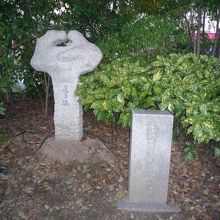 鍵のような形の石碑