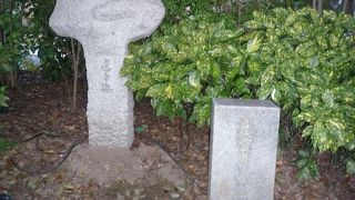 鍵のような形の石碑