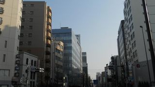 隅田川と並行して南北に通っています