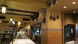 夕食時は混みます