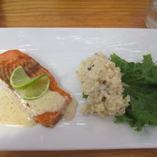 メインの鮭の料理