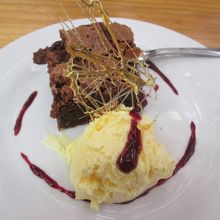 デザートのケーキとアイスクリーム