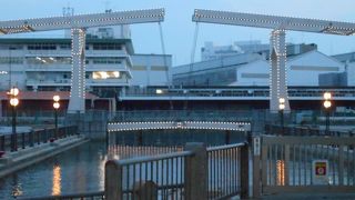 はね橋の近くにある広場