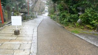 急な坂道の上にあります