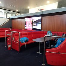 こんな席や免税店もあります